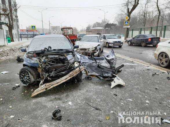 Зіштовхнулись три автомобілі: у Харкові поліцейська на BMW виїхала на зустрічку