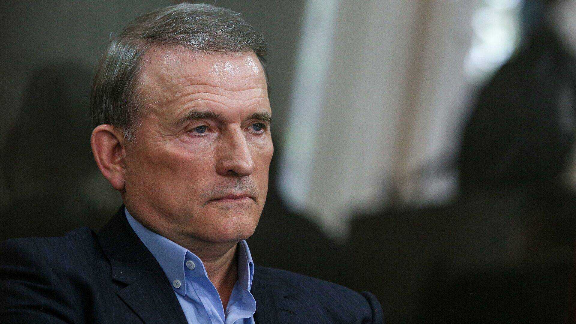 Позолота, хутро та мармур: журналісти показали розкішний маєток Медведчука на Закарпатті