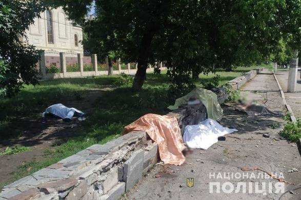 Окупанти вбили людей на зупинці громадського транспорту: поліція показала наслідки ворожих ударів по Торецьку