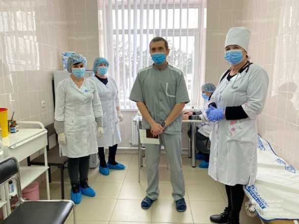 Жодних ускладнень я не відчуваю: перший щеплений від COVID-19 медик з Черкащини