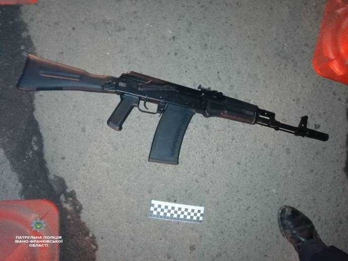 В Ивано-Франковске пьяный с автоматом угрожал открыть огонь