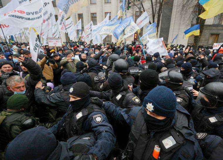 Протесты под Радой: митингующие ломают забор, происходят столкновения с полицией