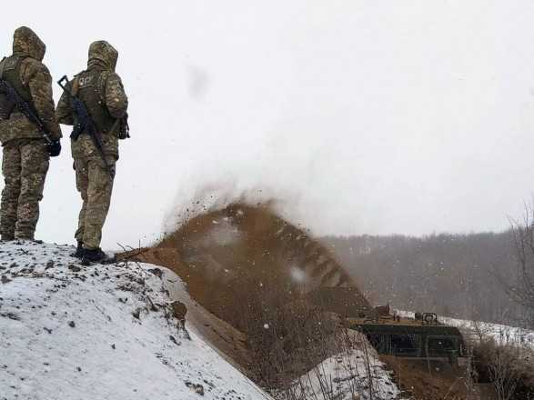 У Чернівецькій області 22-річний прикордонник отримав вогнепальне поранення. Його госпіталізували