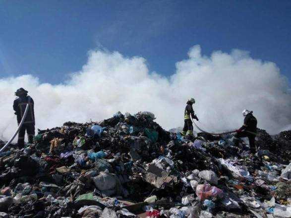 В Киевской области горит несанкционированная свалка