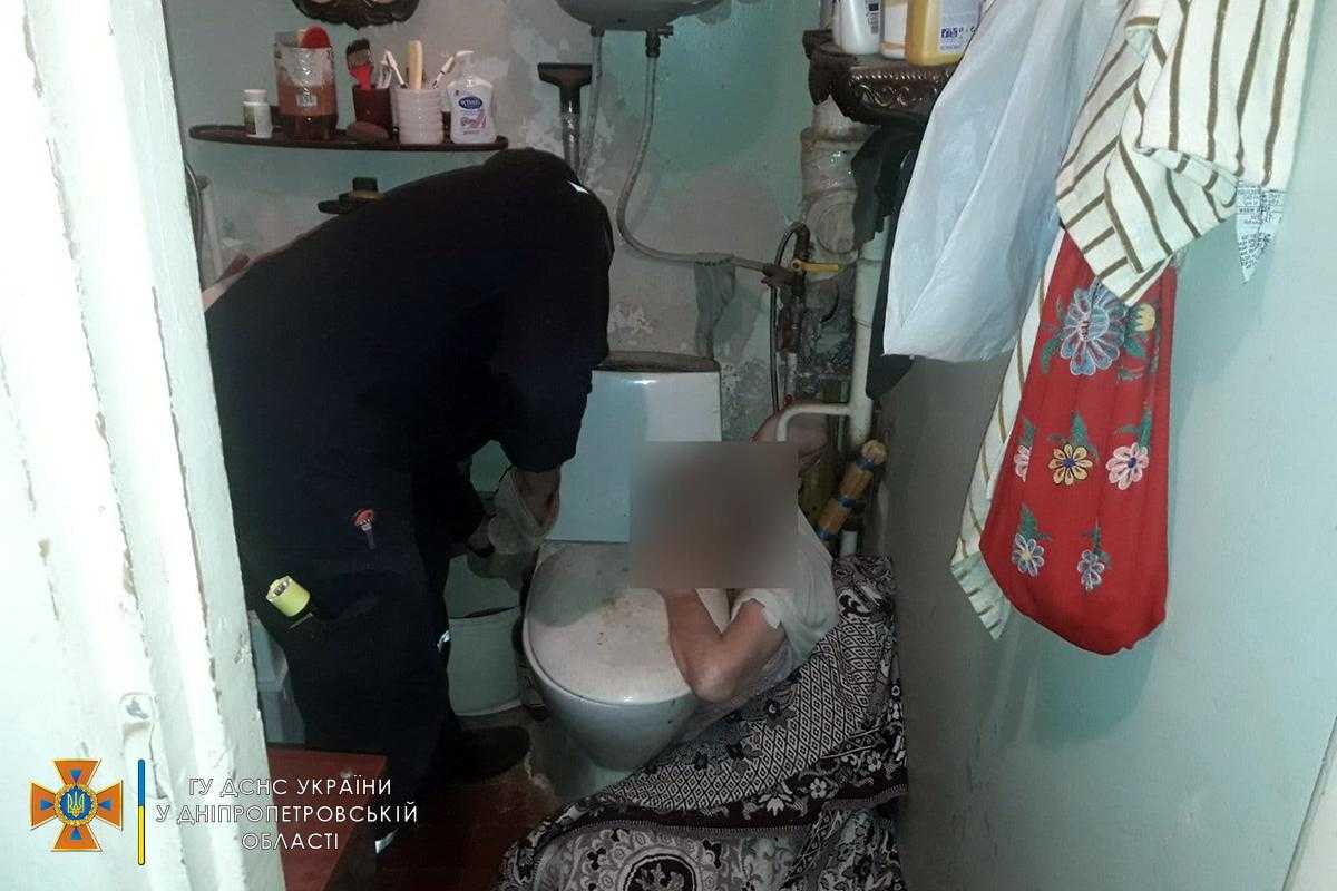 У Дніпрі жінка застрягла на кілька днів у ванній кімнаті
