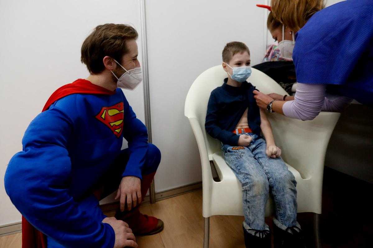 Штам "Омікрон" масово вражає дітей: медики закликають вакцинуватися від коронавірусу