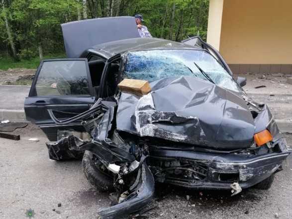 У Київській області авто врізалося у зупинку, серед травмованих 2-річна дитина