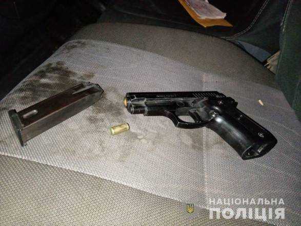 На Закарпатті чоловік з мікроавтобусу влаштував стрілянину по дітях