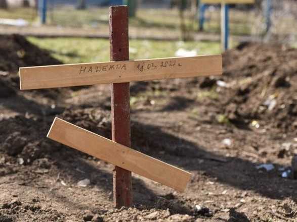 Маріуполь: окупанти поновили ексгумацію по дворах багатоповерхівок