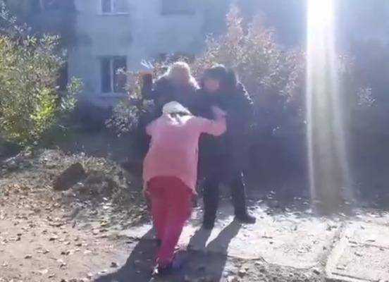 Збила вагітну собаку й намагалася сховатися: на Одещині перехожі жорстко покарали жінку