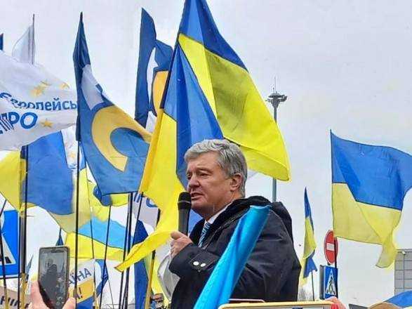 "Розігрує роль бійця і жертви": ЗМІ проаналізували приїзд Порошенка в Україну