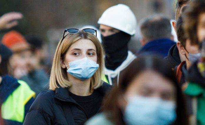 Вакцинація або "за власний рахунок". Українців вже завтра почнуть відсторонювати від роботи