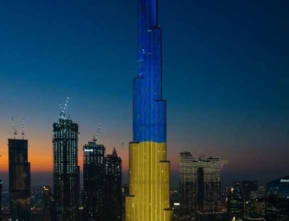 Найвищий хмарочос у світі засяяв кольорами українського прапора