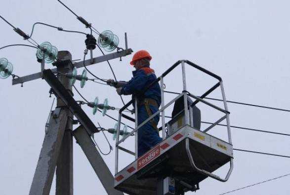 Негода в Україні: знеструмлено майже 400 населених пункти