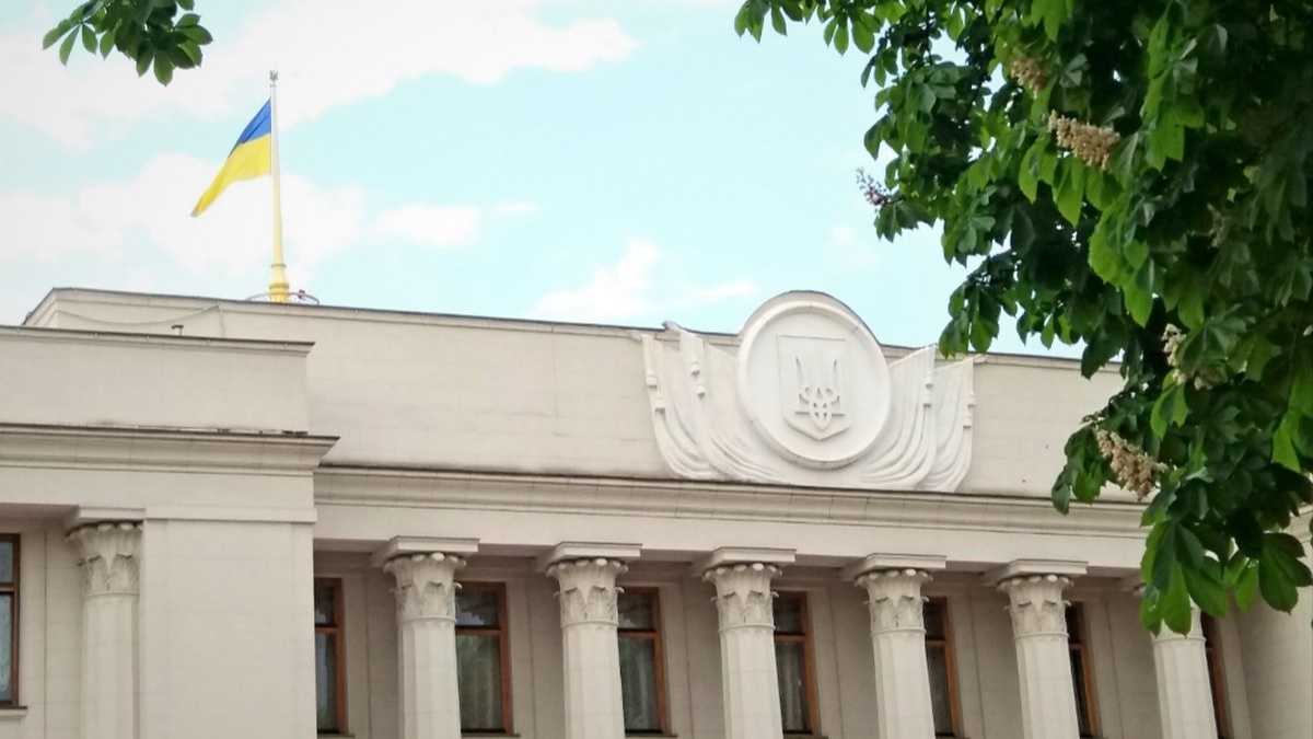 Підготовка до 25-ї річниці Конституції, безпека польотів та співпраця Україна-НАТО: порядок денний Кабміну