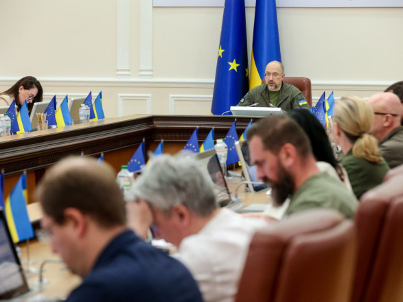 Шмыгаль раскритиковал местные власти за медленную обработку заявок в программе еВідновлення