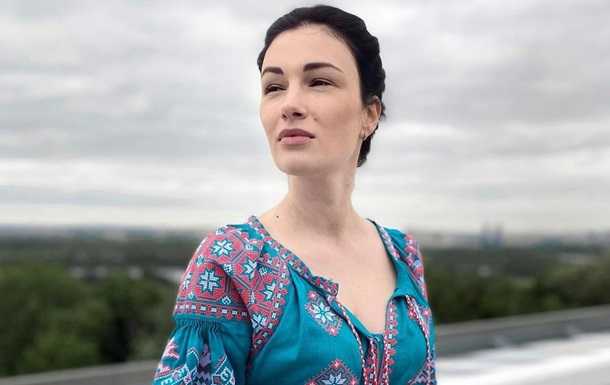 Приходько показала, як годує дитину грудьми