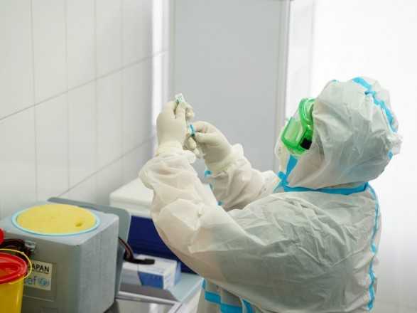 Вакцинованих від COVID-19 в Україні 403 тисячі осіб, у черзі ще 450 тисяч