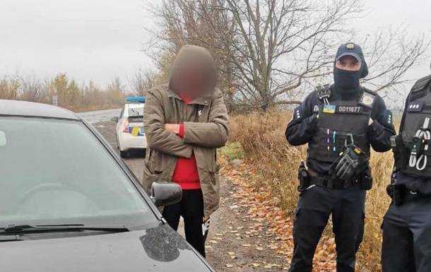 Житель Кривого Рогу вивіз за місто та залишив на дорозі колишню дружину