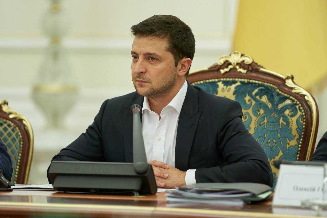 Зеленский призвал правительство погасить долги перед учителями и врачами