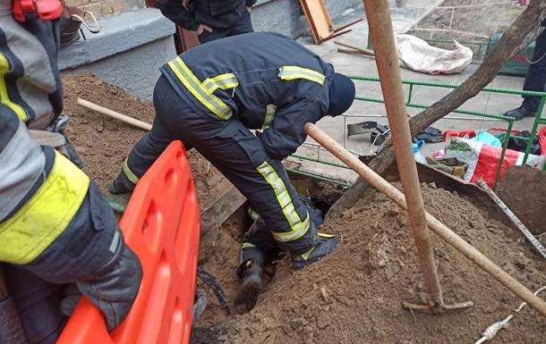 В Киеве обвалился грунт, есть погибший