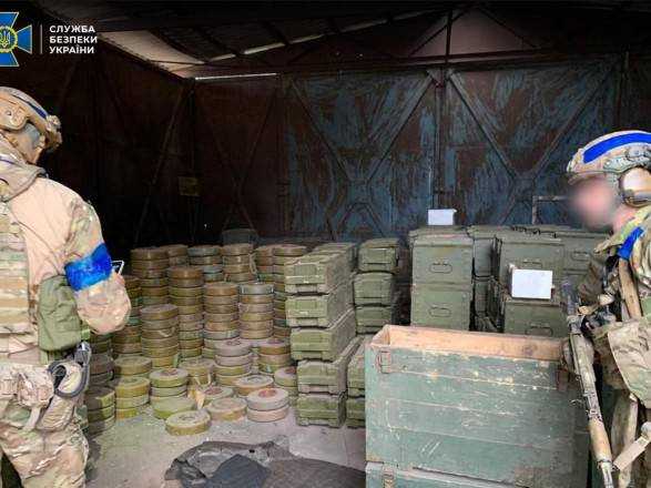 Росіяни відступаючи кидають зброю – в Ізюмі виявлено покинутий арсенал