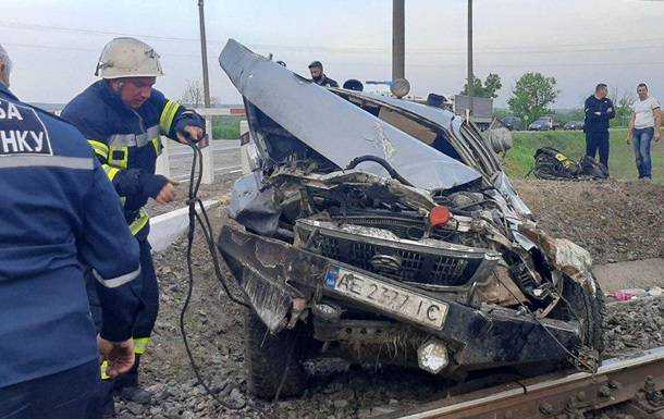 Під Запоріжжям авто перевернулося на залізничному переїзді