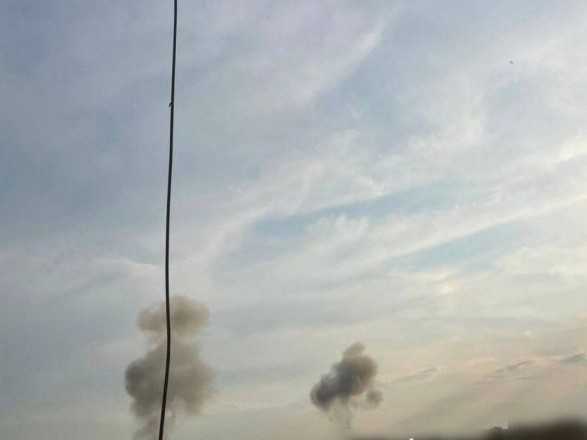 На Хмельниччині чути вибухи. У соцмережах повідомляють про проліт ракети у бік Львова