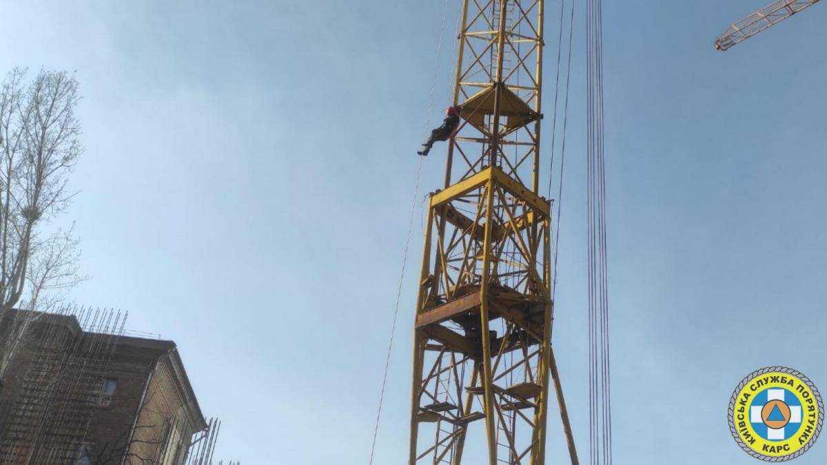 У Києві машиністу крана стало зле на висоті 10 поверху