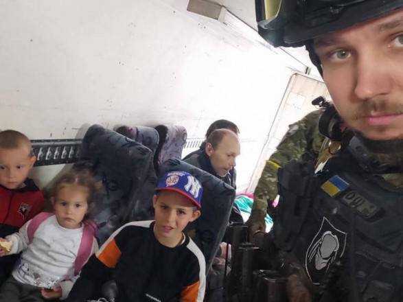 Евакуація з Сєвєродонецька: окупанти обстріляли авто, де було четверо дітей