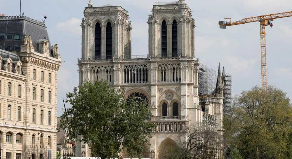 У Франції затримали пілота, який хотів протаранити літаком собор Нотр-Дам