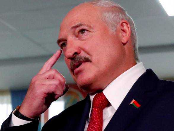 Лукашенко заявил, что Беларуси предлагают "ползучее уничтожение русского языка"