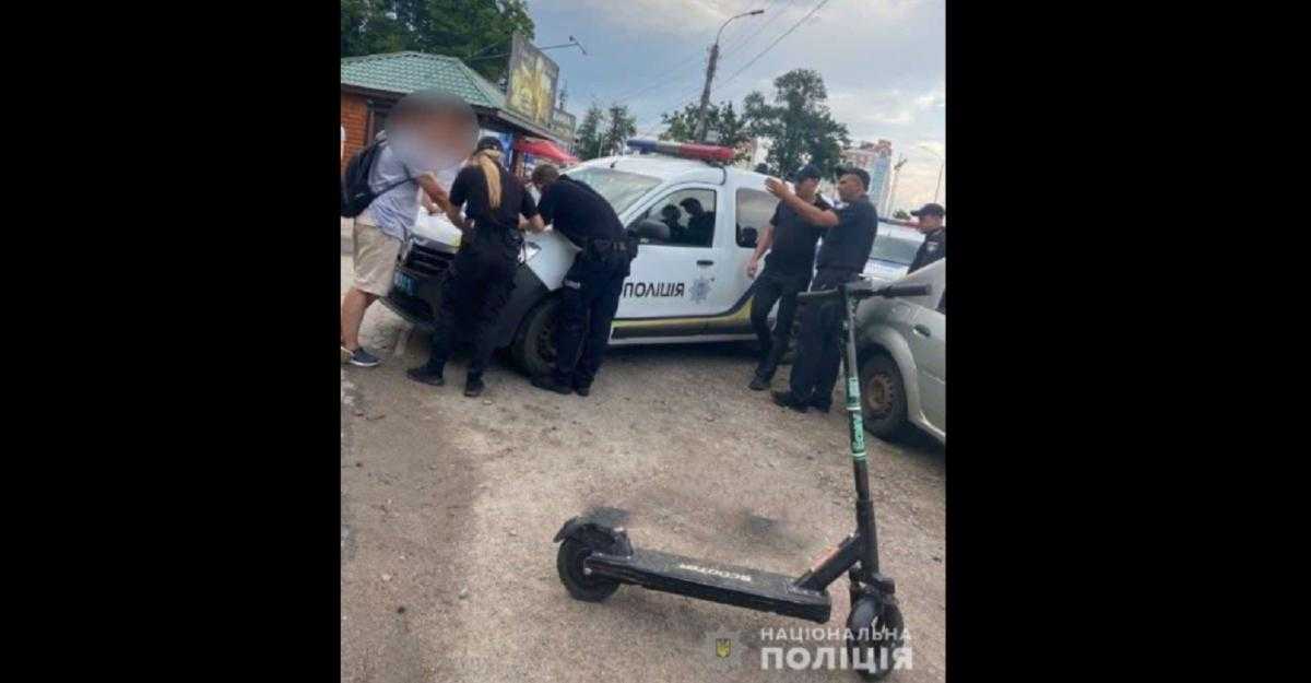 В Умані п’яна жінка побилася з копами через електросамокат