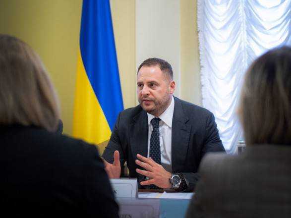 Зеленский ответил на петицию об увольнении Ермака: детали