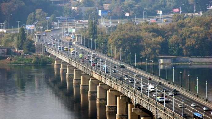 Київський міст Патона перетворився на водоспад через прорив труби