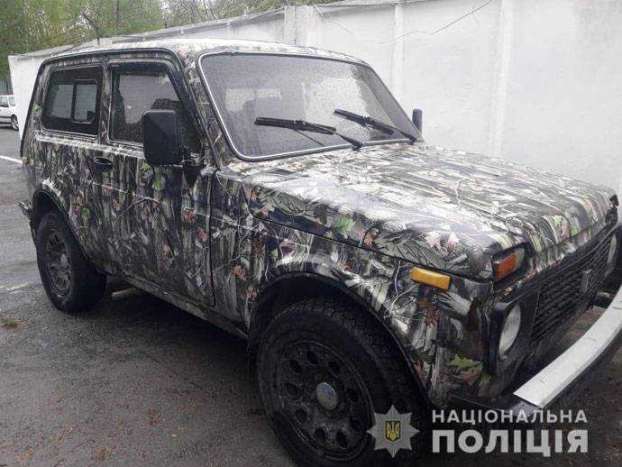 На контрольно-пропускному пункті в Чорнобильській зоні зупинили "п'яне" авто, жінка прокусила поліцейському руку