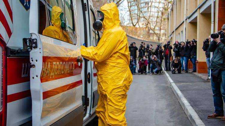 В Черновицкой области, где ввели режим ЧП, увезли с подозрением на коронавирус мать и двоих детей