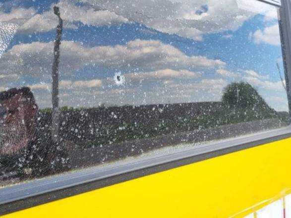 "Безпечних шляхів вже немає": на Луганщині окупанти обстріляли евакуаційний автобус