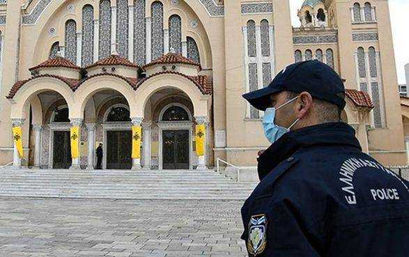 Полиция во Франции задержала священников за пасхальную службу без масок