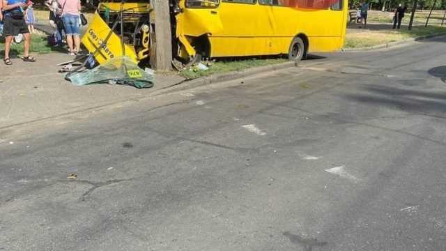 У Києві маршрутка влетіла в стовп: є постраждалі