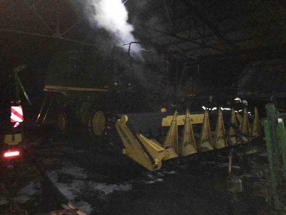 Ангар с техникой горел в Днепропетровской области