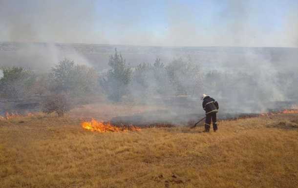 На линии разграничения пожар со взрывами, пострадал спасатель