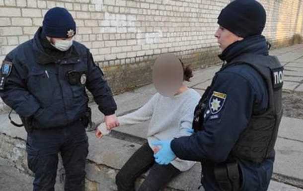 У Дніпрі п'яна школярка різала вени посеред вулиці