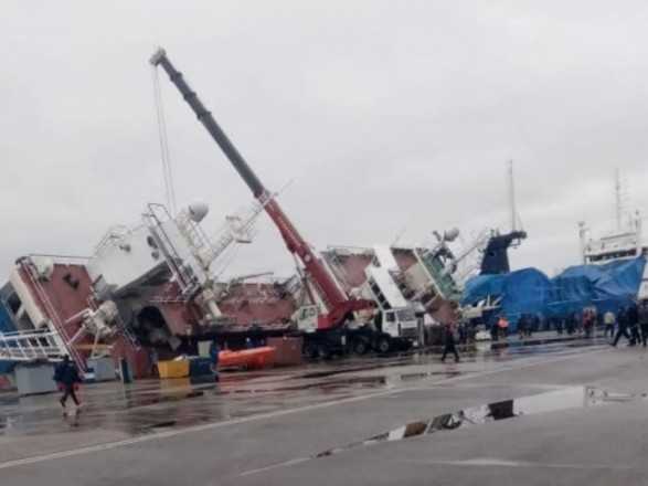 У Росії на суднобудівному заводі перекинувся корабель з людьми