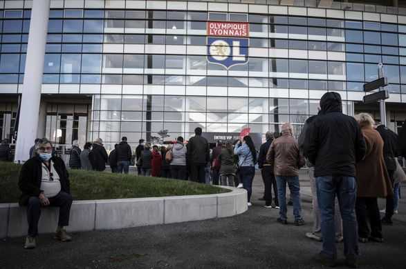 Франція нарощує темпи вакцинації населення: вже введено 12 млн доз вакцин
