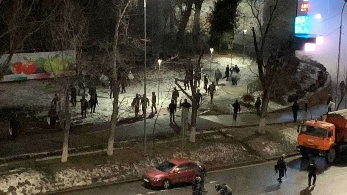 В Алмати "газовий" протест переріс у сутички з поліцією: застосовано газ і гранати