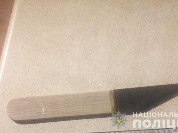 Ударили ножом, ограбили и изнасиловали: в Киевской области напали на женщину