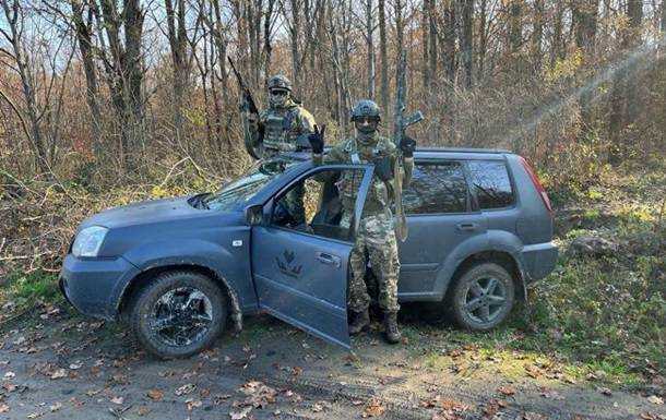 Волонтери передали автомобілі підрозділам ЗСУ