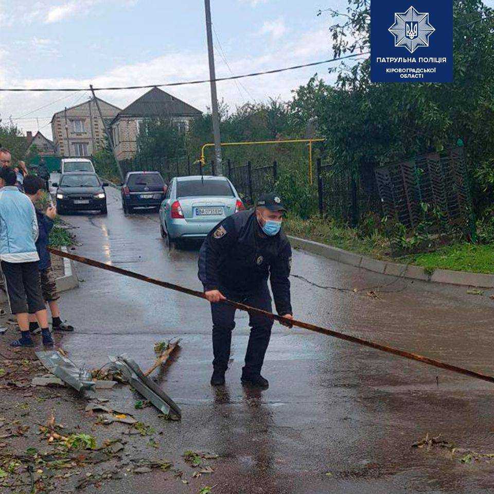 В Кропивницком свирепствовал ураган: повреждены крыши 20 домов, повалены 30 деревьев