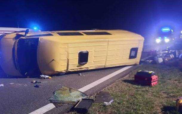 У Польщі перекинувся мікроавтобус із українцями